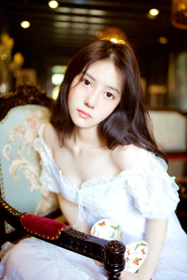 花一些时间，总会看清一些事。经历一些事情，总会看清一些人。不管爱情友情亲情，都是易碎品，一旦出现过裂缝，便很难恢复原貌；不论是谁对不起谁，那裂缝都如同两面刃，一面伤人一面伤己。一些事情，当我们年轻的时候，无法懂得，当我们懂得的时候，已不再年轻。